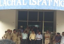 ବରିଷ୍ଠ ଅଧିକାରୀ ମାନଙ୍କୁ ଘେରିଲେ ଶତାଧିକ କର୍ମଚାରୀ