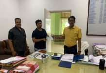 ପୌରପରିଷଦର କର୍ମଚାରୀ ବଢାଇଲେ ସାହାଯ୍ୟର ହାତ ।