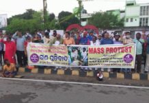 କେନ୍ଦ୍ର ଗୃହ ରାଷ୍ଟ୍ର ମନ୍ତ୍ରୀଙ୍କ ପୁଅ ଓ ତାଙ୍କ ଗୁଣ୍ଡା ବାହିନୀ ଦ୍ବାରା ଉତ୍ତର ପ୍ରଦେଶରେ କୃଷକ ମାନଙ୍କୁ ଗୁଳି ଓ ଗାଡି ଚଢେଇ ବିଭତ୍ସ ହତ୍ୟା ପ୍ରତିବାଦରେ ଭୁବନେଶ୍ୱର ଗଣ ପ୍ରତିବାଦ…