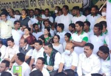 ପେଟ୍ରୋଲ ଓ ଡିଜେଲ ଦରକୁ ନେଇ କେନ୍ଦ୍ର ବିରୁଦ୍ଧରେ ରାଜଭବନ ସମ୍ମୁଖରେ…