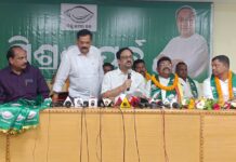ହାତ ଛାଡି ଶଙ୍ଖ ଧରିଲେ ମହେନ୍ଦ୍ର…