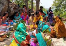 ସ୍ବାମୀଙ୍କ ମଙ୍ଗଳ କାମନା କରି ସଧବାଙ୍କ ପୂଜାର୍ଚ୍ଚନା…
