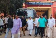 ଝାରପଡ଼ାର ସ୍ଵତନ୍ତ୍ର କାରାଗାରରେ ଥିବା ଛାତ୍ର ନେତାଙ୍କୁ ଭେଟିଲେ ନିରଞ୍ଜନ ପଟ୍ଟନାୟକଙ୍କ ସମେତ ବହୁ କଂଗ୍ରେସ ନେତୃବୃନ୍ଦ
