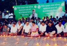 ପୀଡ଼ିତାଙ୍କ ଆଶୁ ଆରୋଗ୍ୟ କାମନା କରି ଶ୍ରୀଲିଙ୍ଗରାଜ ମନ୍ଦିର ସମ୍ମୁଖରେ ବିଜେଡିର ସମୂହ ଦୀପଦାନ