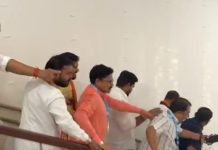 ଭୋଟର ବିଧାୟକଙ୍କୁ ନେବା ଲାଗି ଭିଡ଼ା ଓଟରା : ବିଜେଡି – ବିଜେପି ବିଧାୟକ ମୁହାଁମୁହିଁ